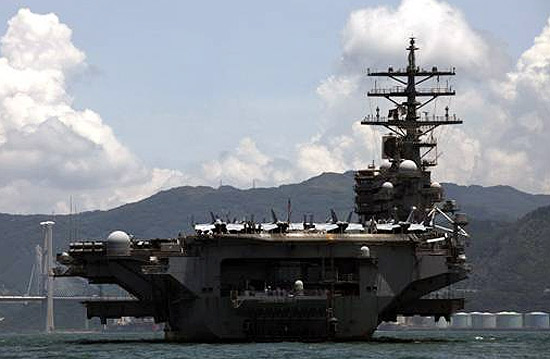 Porta-aviões USS Ronald Reagan atraca em Hong Kong na mesma semana em que a China estreou sua 1ª embarcação do tipo