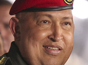 Chvez retornou hoja a Caracas com roupa militar, boina vermelha e o rosto inchado