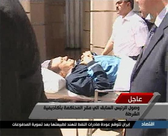 Mubarak é visto chegando de maca ao local onde ocorreu a segunda audiência de seu julgamento