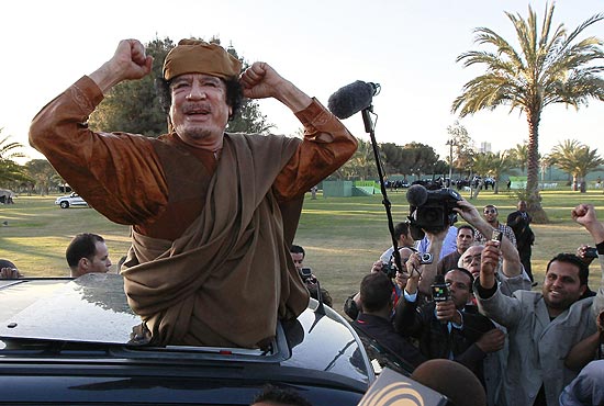 Ditador lbio, Muammar Gaddafi, aparece em gesto de vitria em imagem de abril deste ano, em Trpoli