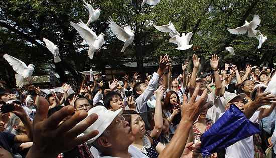 Japoneses soltam pombos brancos, smbolos da paz, em evento de homenagem s vtimas da Segunda Guerra