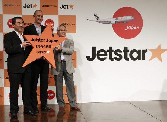 Executivos participam de cerimõnia de apresentação da companhia aérea de baixo custo Jetstar Japan