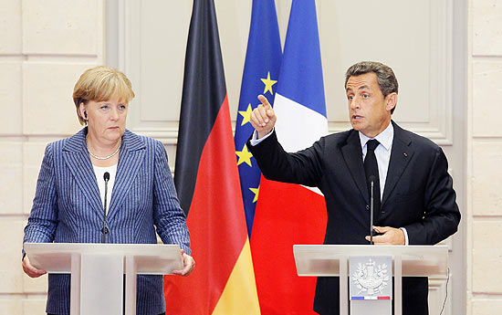 Presidente francs, Nicolas Sarkozy, gesticula ao responder perguntas, ao lado da chanceler alem Angela Merkel