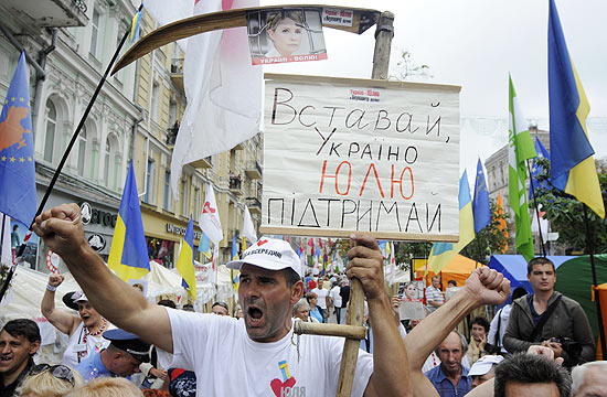 Partidrio da ex-premi ucraniana Yulia Tymoshenko participa de manifestao em frente a tribunal onde  julgada