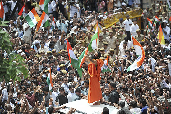 Guru da ioga, Swami Baba Ramdev, ao centro, participa de protesto em apoio ao ativista poltico Anna Hazare