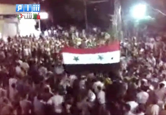 Imagem retirada de um vdeo mostra manifestao sria na cidade de Homs, atacada por foras de Assad