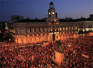 Manifestantes protestam contra custo da visita do papa Bento 16 na praça Puerta del Sol em Madri