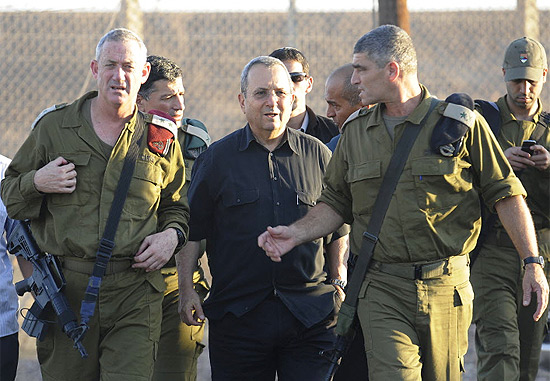 Ministro da Defesa, Ehud Barak, ao centro, e lder militar Benjamin 'Benny' Gantz,  esquerda, chegam a Eilat