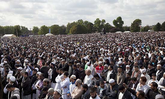 No parque Summerfield em Birmingham, multido participa de cerimnia para muulmanos mortos nos distrbios