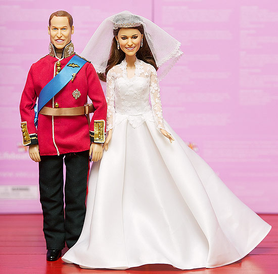Bonecos dos duques de Cambridge no dia do casamento são vendidos em uma loja no centro de Londres