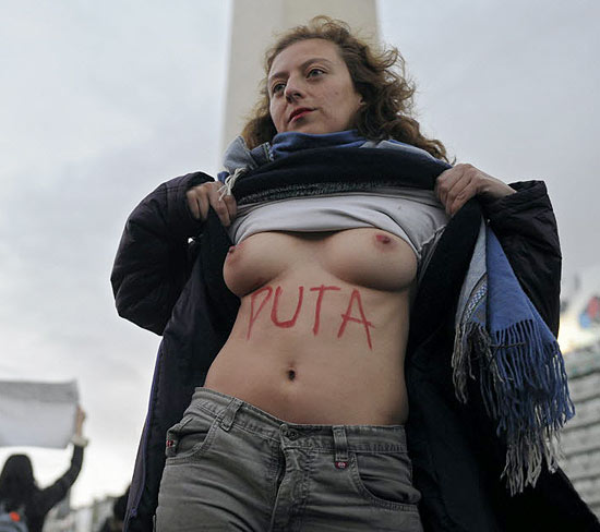 Mulher mostra os seios na "Marcha das Vadias" em Buenos Aires