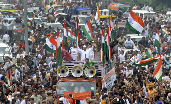 O ativista indiano Anna Hazare desfila em carro de som em meio a multido de seguidores em Nova Dli