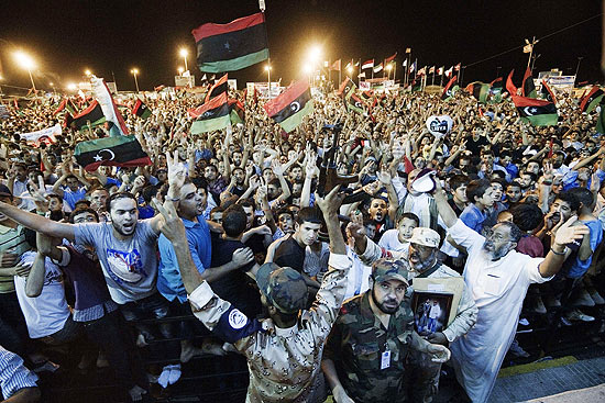Milhares celebram prisões de filhos de Gaddafi e avanço dos rebeldes em Benghazi