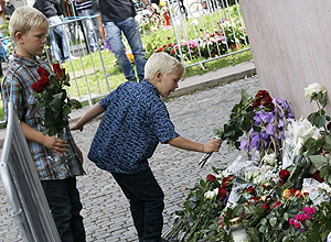 Criaças fazem homenagem às vítimas de duplo atentado