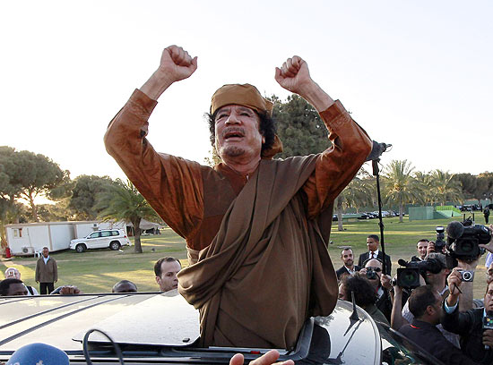 Gaddafi passeia de carro no complexo Bab Al Azizia em abril; rebeldes cercam prédio onde ele estaria