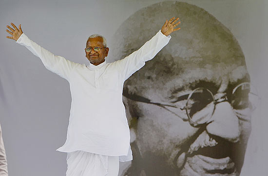 Ativista indiano Anna Hazare sada multido ao retornar a palco onde faz greve de fome contra a corrupo