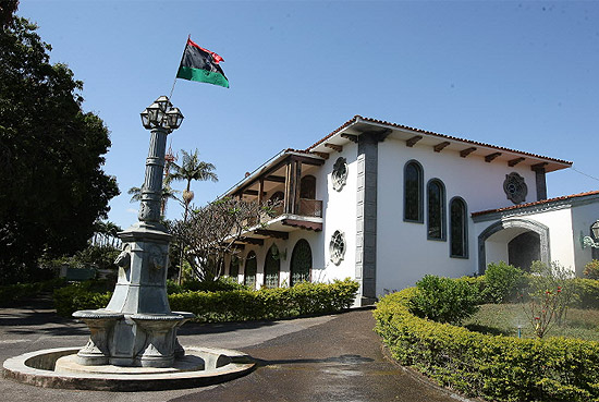 A bandeira dos rebeldes é hasteada na embaixada da Libia, em Brasilia, após grandes avanços da oposição 