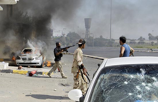 Rebeldes são vistos durante confrontos em Tripoli; Obama diz que era do Gaddafi se aproxima do fim