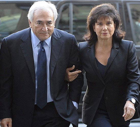 Ex-diretor do FMI, Dominique Strauss-Kahn, ao lado da mulher em 6 de junho; promotoria pede que Justiça arquive caso
