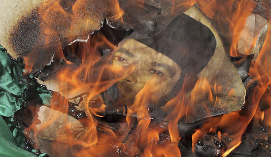 Lbios queimam bandeiras e fotos de Muammar Gaddafi durante manifestao no Consulado Lbio em Istambul