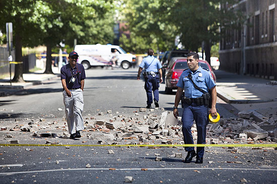 Policial em rua de Washington após terremoto; catedral e embaixada ficam danificadas
