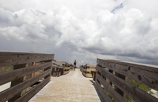 Nuvens cobrem céu na praia Sunset na Carolina do Norte; após atingir Bahamas, furacão Irene segue para os EUA