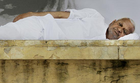 Ativista Hazare descansa durante greve de fome que j dura mais de uma semana por medidas anticorrupo