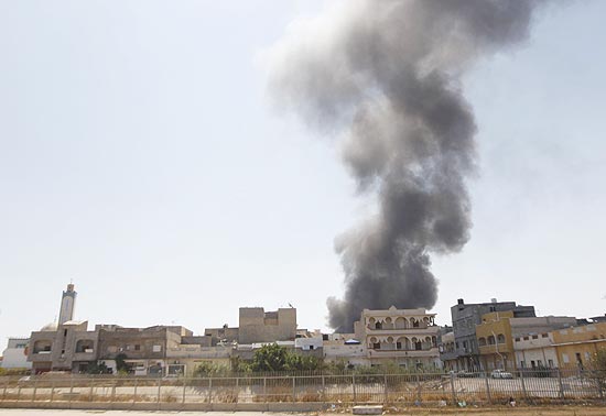 Fumaça cobre leste de Trípoli; rebeldes tentam controlar últimos bolsões de resistência