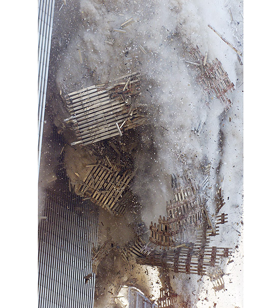 Torre sul do World Trade Center desmorona depois de ser atingida por aviões; clique e veja mais imagens