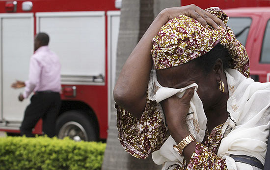 Mulher chora após explosão que matou ao menos sete em Abuja