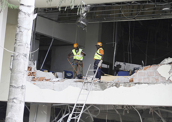 Equipes de resgate trabalham no local após explosão na sede da ONU em Abuja