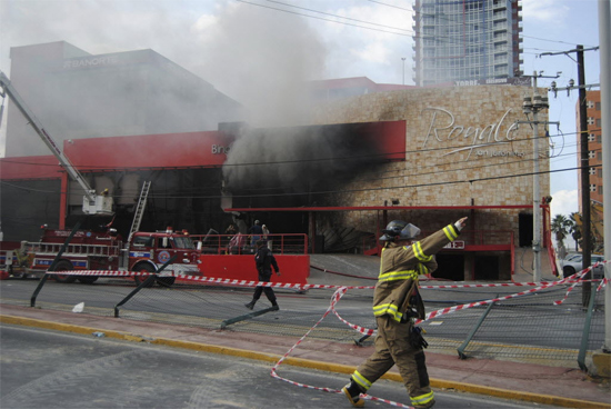 Bombeiros trabalham para apagar um incêncio criminoso em um cassino no México; ao menos 40 pessoas morreram