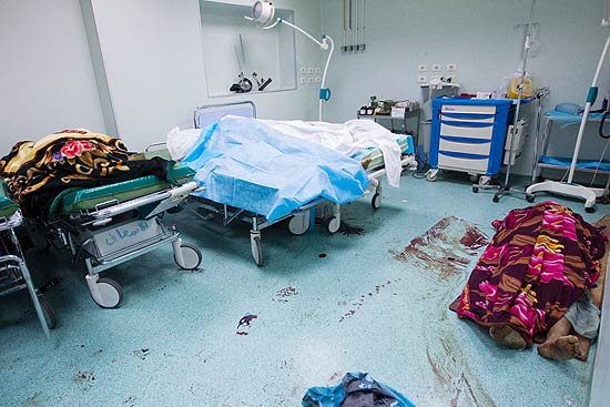 Corpos de mortos durante a batalha por Trpoli deixados em sala sem refrigerao em hospital da capital da Lbia