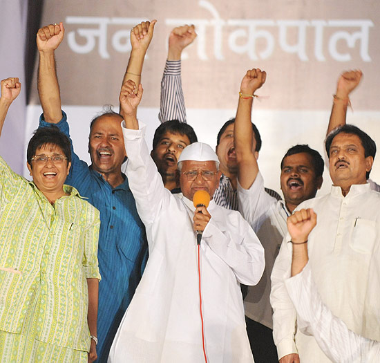O militante anticorrupo indiano Anna Hazare aceitou encerrar no domingo a greve de fome, iniciada h 12 dias