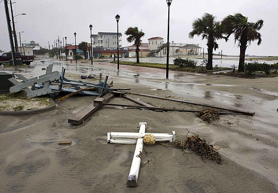 Destroços causados pela passagem do furacão impossibilitam o fluxo em rodovia perto da cidade de Atlantic Beach, na Carolina do Norte