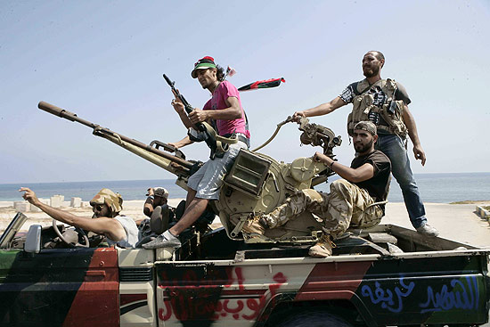 Rebeldes preparam-se para enfrentar foras leais ao ditador Muammar Gaddafi em meio a combates na Lbia