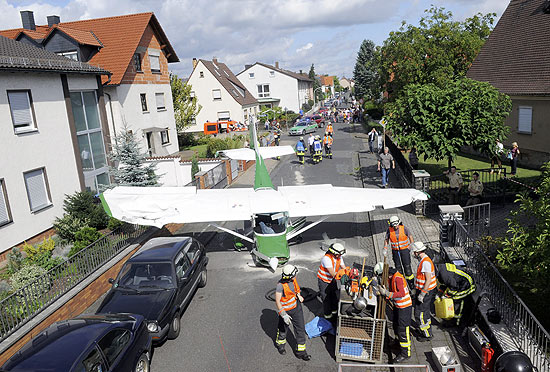 Avião faz pouso de emergência entre casas, em uma pequena rua no oeste da Alemanha