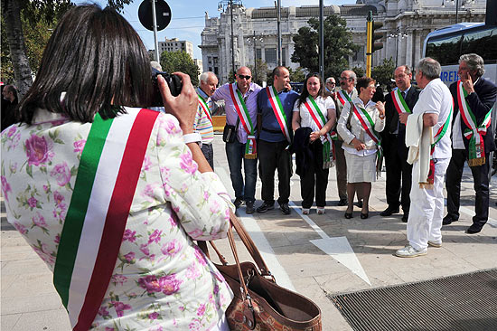 Prefeitos italianos se renem para fotografia durante protesto em Milo contra cortes do governo