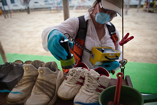 Especialista em radiao do Greenpeace checa o nvel registrado em escola da cidade de Fukushima