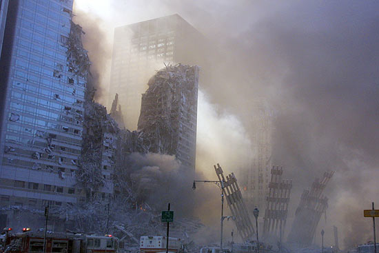 Bill Biggart registra a queda da torre norte do World Trade center, sua ltima foto antes de morrer