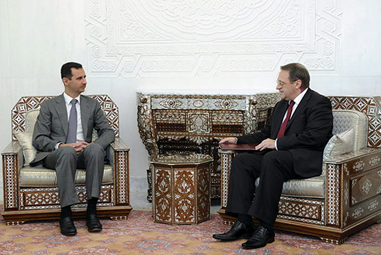 Emisrio russo (dir.) em conversa com Bashar Assad (esq.) expressa apoio de Moscou s reformas na Sria