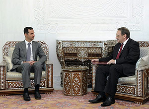 O ditador srio Bashar Assad ( esq.) recebe o apoio do representante da Rssia Mikhail Bogdanov ( dir.)
