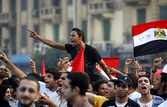 Protestantes antijunta militar manifestam depois das orações do final do ramadã na praça Tahir, no Cairo