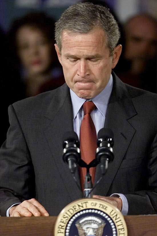 George W. Bush faz uma pausa durante o discurso no qual falava sobre os ataques terroristas em Nova York