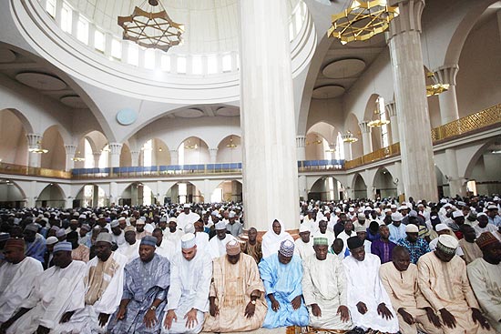 Muçulmanos na Nigéria rezam em mesquisa de Abuja; jovens em Jos atacaram seguidores do islamismo