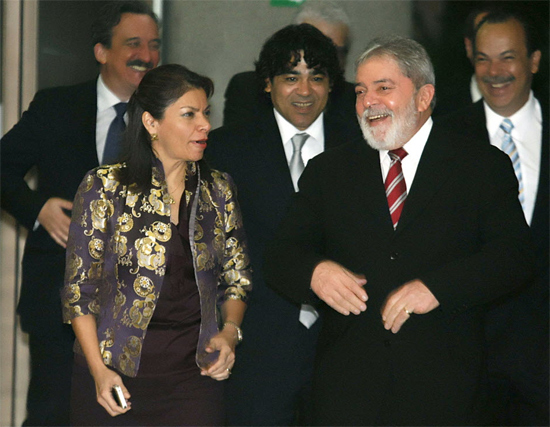 Ex-presidente Luiz Inácio Lula da Silva conversa com a presidente da Costa Rica, Laura Chinchilla, durante curta visita ao país da América Central