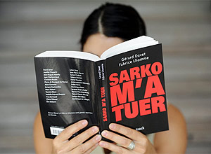 Mulher l o livro 'Sarko m'a tuer' (Sarko me matou)