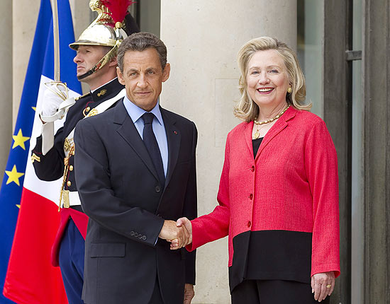Sarkozy ao lado da secretária de Estado americana, Hillary Clinton