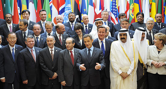 Delegação posa durante conferência em Paris; países defendem desbloqueio de US$ 15 bilhões da Líbia