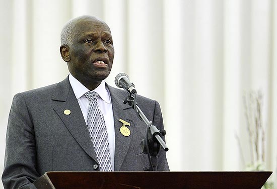 Presidente angolano, Js Eduardo dos Santos, discursa em cerimnia em Luanda em 18 de agosto